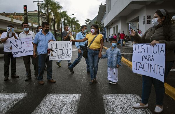 Amigos do radiojornalista Jacinto Romero Flores protestam por justiça, em Orizaba, México, 19 de agosto 2021 - Sputnik Brasil