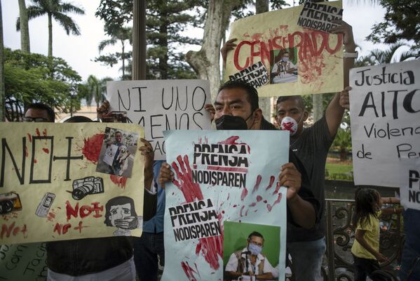 Manifestantes com placas exigindo justiça para o homicídio do jornalista da rádio Jacinto Romero Flores, em Orizaba, México, 19 de agosto 2021 - Sputnik Brasil
