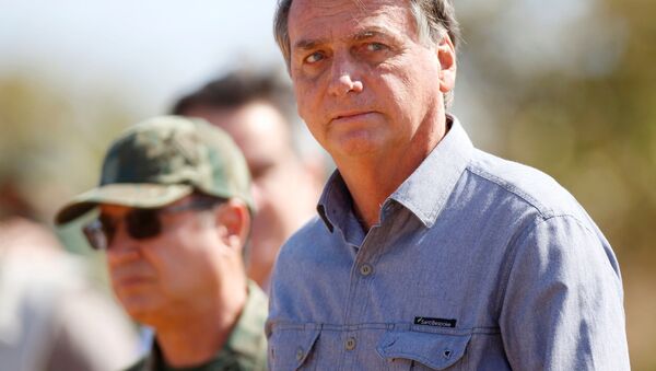 O presidente do Brasil, Jair Bolsonaro, observa os exercícios militares da 'Operação Formosa', em Formosa, Estado de Goiás, Brasil, dia 16 de agosto de 2021 - Sputnik Brasil