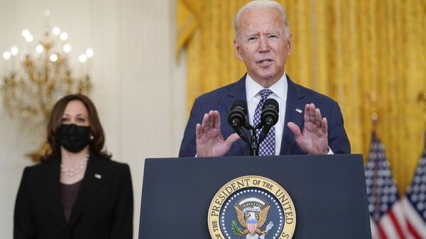  Joe Biden fala sobre a evacuação de cidadãos americanos, suas famílias e afegãos vulneráveis ​​na Casa Branca com a vice-presidente, Kamala Harris, ao seu lado, 20 de agosto de 2021 - Sputnik Brasil