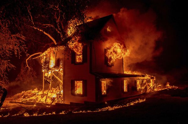 Casa queimando durante o incêndio em Janesville, na Califórnia, EUA, 16 de agosto de 2021 - Sputnik Brasil
