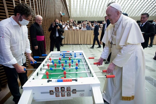 Papa Francisco joga totó no Vaticano, 18 de agosto de 2021 - Sputnik Brasil