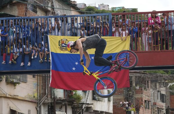 Campeão do Extreme Barcelona 2020 Daniel Dhers, que ganhou a medalha de prata nos Jogos Olímpicos de Tóquio no BMX Freestyle para a Venezuela, se apresenta durante uma exposição em Caracas, 14 de agosto de 2021 - Sputnik Brasil
