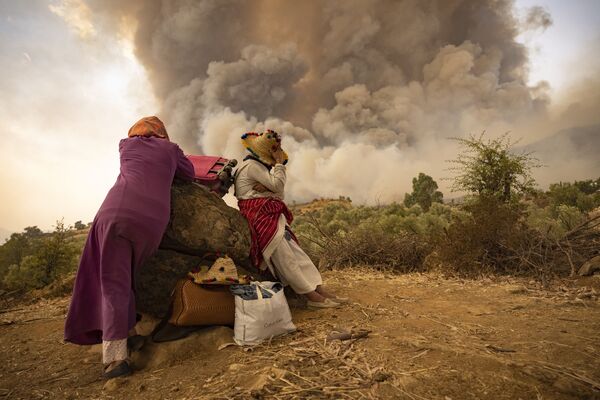 Mulheres marroquinas em estrada de montanha em meio a incêndios florestais no norte do Marrocos, em 15 de agosto de 2021 - Sputnik Brasil