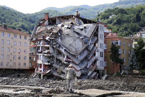 Prédio destruído após inundações na cidade de Bozkurt, na província de Kastamonu, na Turquia, 14 de agosto de 2021 - Sputnik Brasil