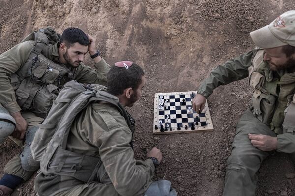 Soldados israelenses jogam xadrez em seu posto perto da fronteira entre Israel e Faixa da Gaza, 16 de agosto de 2021 - Sputnik Brasil