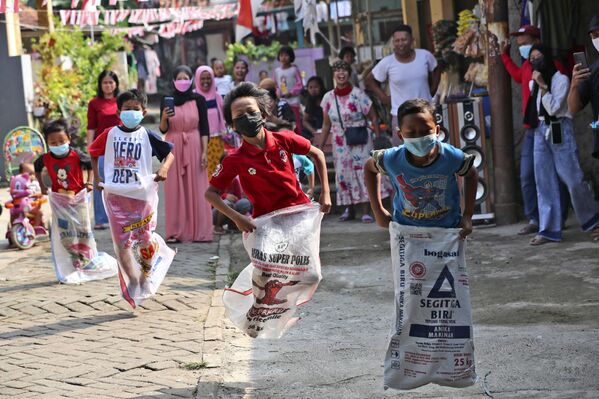 Crianças participam de corrida de sacos durante as comemorações do Dia da Independência em Jacarta, Indonésia, 17 de agosto de 2021 - Sputnik Brasil