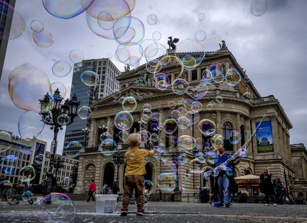 Menino brinca com bolhas de sabão em Frankfurt, Alemanha, 17 de agosto de 2021
 - Sputnik Brasil