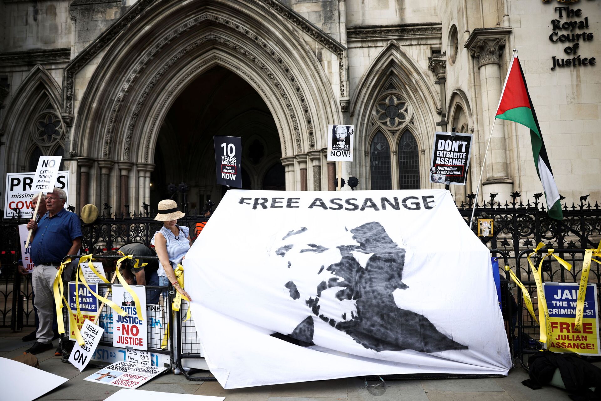 Apoiadores de Julian Assange, fundador do WikiLeaks, reunidos no exterior da corte, durante o recurso do governo dos EUA contra uma decisão da Justiça britânica de que Assange não deveria ser extraditado, Londres, Reino Unido, em 11 de agosto de 2021 - Sputnik Brasil, 1920, 09.11.2021