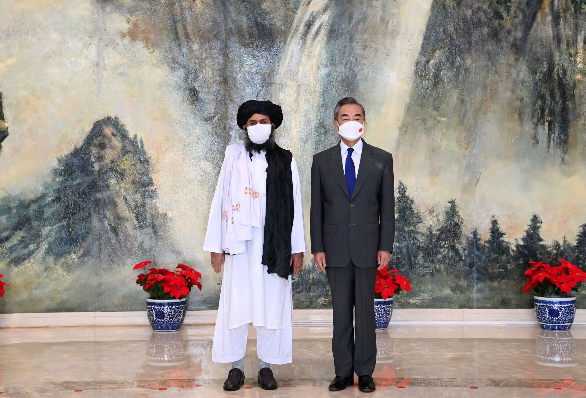 O conselheiro de Estado chinês e ministro das Relações Exteriores, Wang Yi, encontra-se com o mulá Abdul Ghani Baradar, chefe político do Talibã no Afeganistão, em Tianjin, China, em 28 de julho de 2021 - Sputnik Brasil, 1920, 24.11.2021