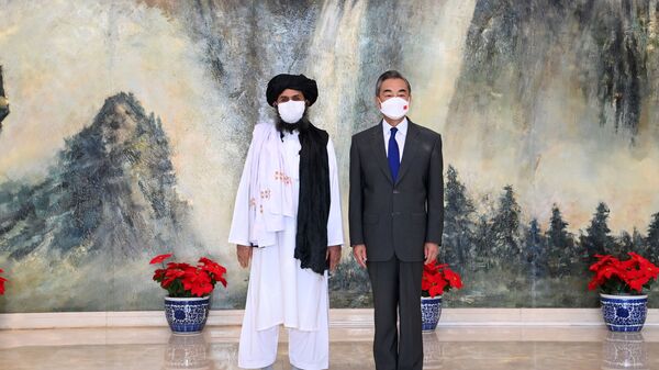 O conselheiro de Estado chinês e ministro das Relações Exteriores, Wang Yi, encontra-se com o mulá Abdul Ghani Baradar, chefe político do Talibã no Afeganistão, em Tianjin, China, em 28 de julho de 2021 - Sputnik Brasil