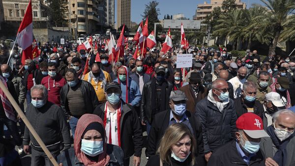 Libaneses marcham contra a liderança política que eles culpam pela crise econômica e financeira, em Beirute, Líbano, 28 de março de 2021 - Sputnik Brasil