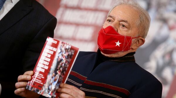 O ex-presidente brasileiro Luiz Inácio Lula da Silva assiste ao lançamento do livro “Por que Lula é inocente e por que tentaram destruir o maior líder do Brasil”, em São Paulo, Brasil, 12 de agosto de 2021 - Sputnik Brasil