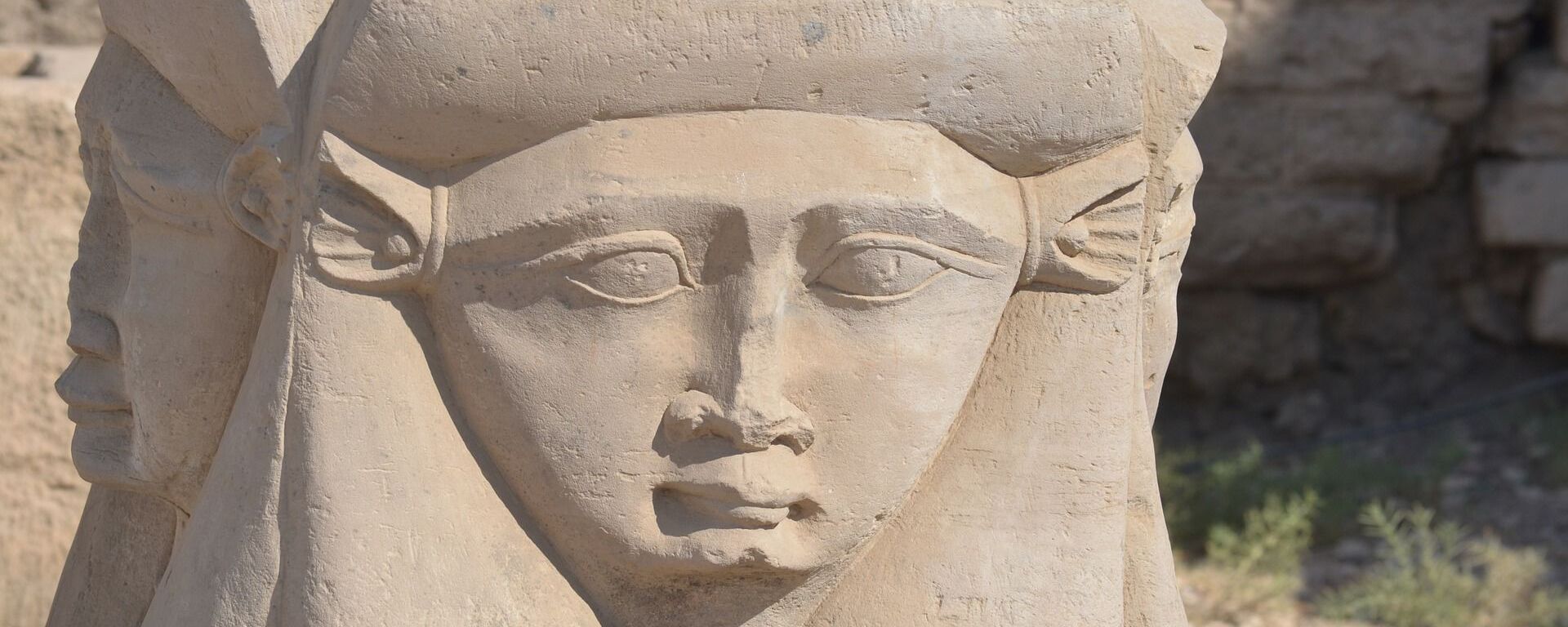 Deusa egípcia Hathor esculpida em pedra - Sputnik Brasil, 1920, 13.06.2023