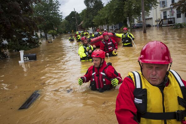 Bombeiros voluntários procuram vítimas da inundação causada pela tempestade tropical Henri no estado de Nova Jersey, EUA, 22 de agosto de 2021 - Sputnik Brasil