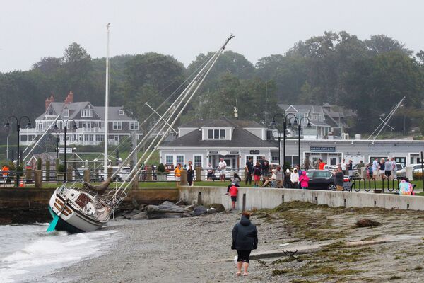 Pessoas olham para um veleiro após tempestade tropical Henri, em Jamestown, Rhode Island, EUA, 22 de agosto de 2021
 - Sputnik Brasil