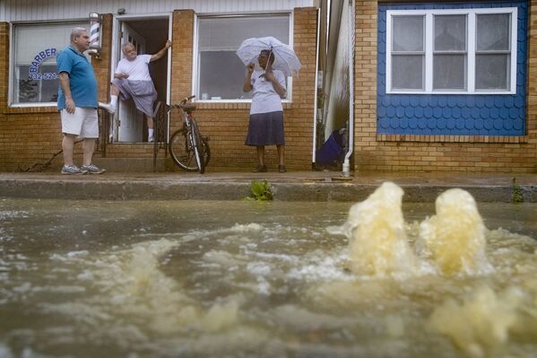 Residentes em rua inundada após reservatório ter transbordado em Jamesburg, Nova Jersey, EUA, 22 de agosto de 2021 - Sputnik Brasil