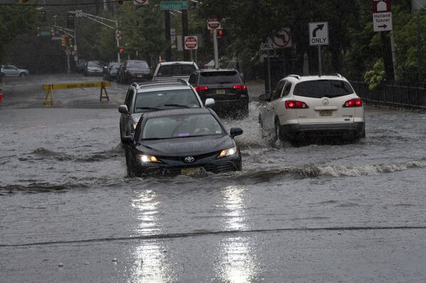 Carros passam por rua inundada após tempestade tropical Henri, em Hoboken, Rhode Island, EUA, 22 de agosto de 2021 - Sputnik Brasil