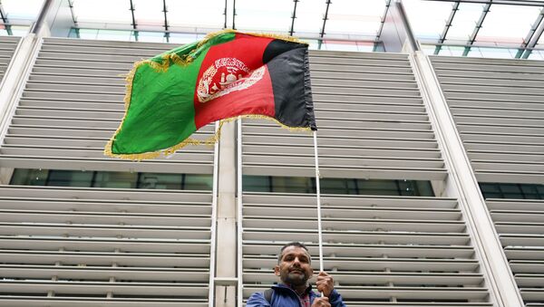 Manifestante segura bandeira do Afeganistão, Londres, 23 de agosto de 2021 - Sputnik Brasil