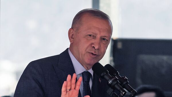 Presidente turco Recep Tayyip Erdogan faz discurso após um desfile na parte norte da capital dividida de Chipre, Nicósia, na autodenominada República Turca do Norte de Chipre, em 20 de julho de 2021 - Sputnik Brasil