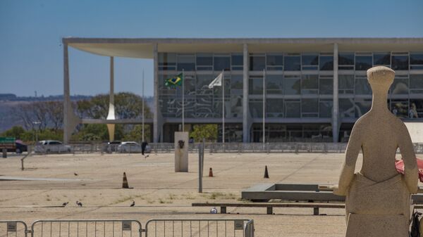  Monumento na entrada do STF e vista da fachada do Palácio do Planalto em Brasília (foto de arquivo) - Sputnik Brasil