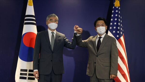 Enviado especial para a paz e segurança da península coreana do MRE sul-coreano, Noh Kyu-duk (à direita) e o enviado especial norte-americano para a Coreia do Norte, Sung Kim (à esquerda) durante seu encontro em Seul, Coreia do Sul, 23 de agosto de 2021 - Sputnik Brasil