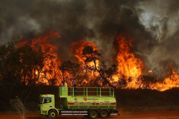 Caminhão de bombeiros durante incêndio no Parque Estadual do Juquery, em Franco da Rocha, na Grande São Paulo, 23 de agosto de 2021 - Sputnik Brasil