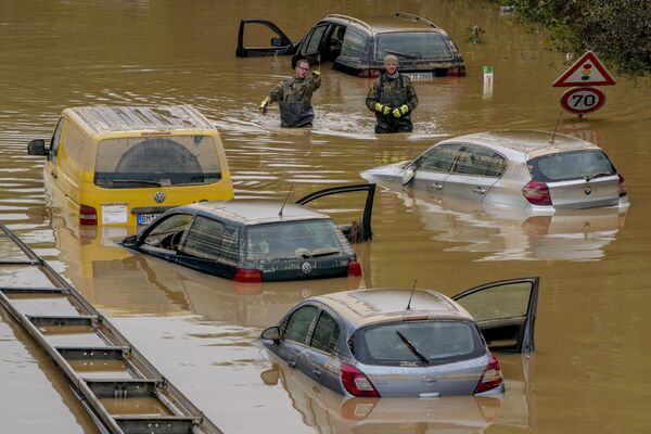 Equipe de resgate busca vítimas nos carros atingidos pela enchente na Alemanha, 17 de julho de 2021 - Sputnik Brasil