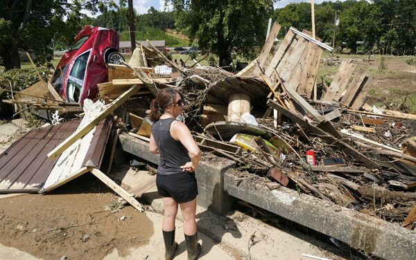 Mulher olha para escombros após fortes chuvas no Tennessee, EUA, 22 de agosto de 2021 - Sputnik Brasil