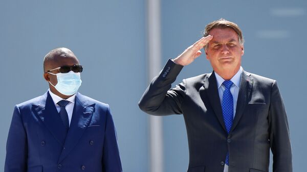 O Presidente Umaro da Guiné-Bissau e o Presidente Jair Bolsonaro do Brasil assistem ao desfile militar durante cerimônia de boas-vindas no Palácio do Planalto em Brasília, Brasil, em 24 de agosto de 2021 - Sputnik Brasil