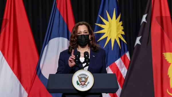 Vice-presidente dos EUA, Kamala Harris, durante sua visita a Hanói, Vietnã, 25 de agosto de 2021 - Sputnik Brasil