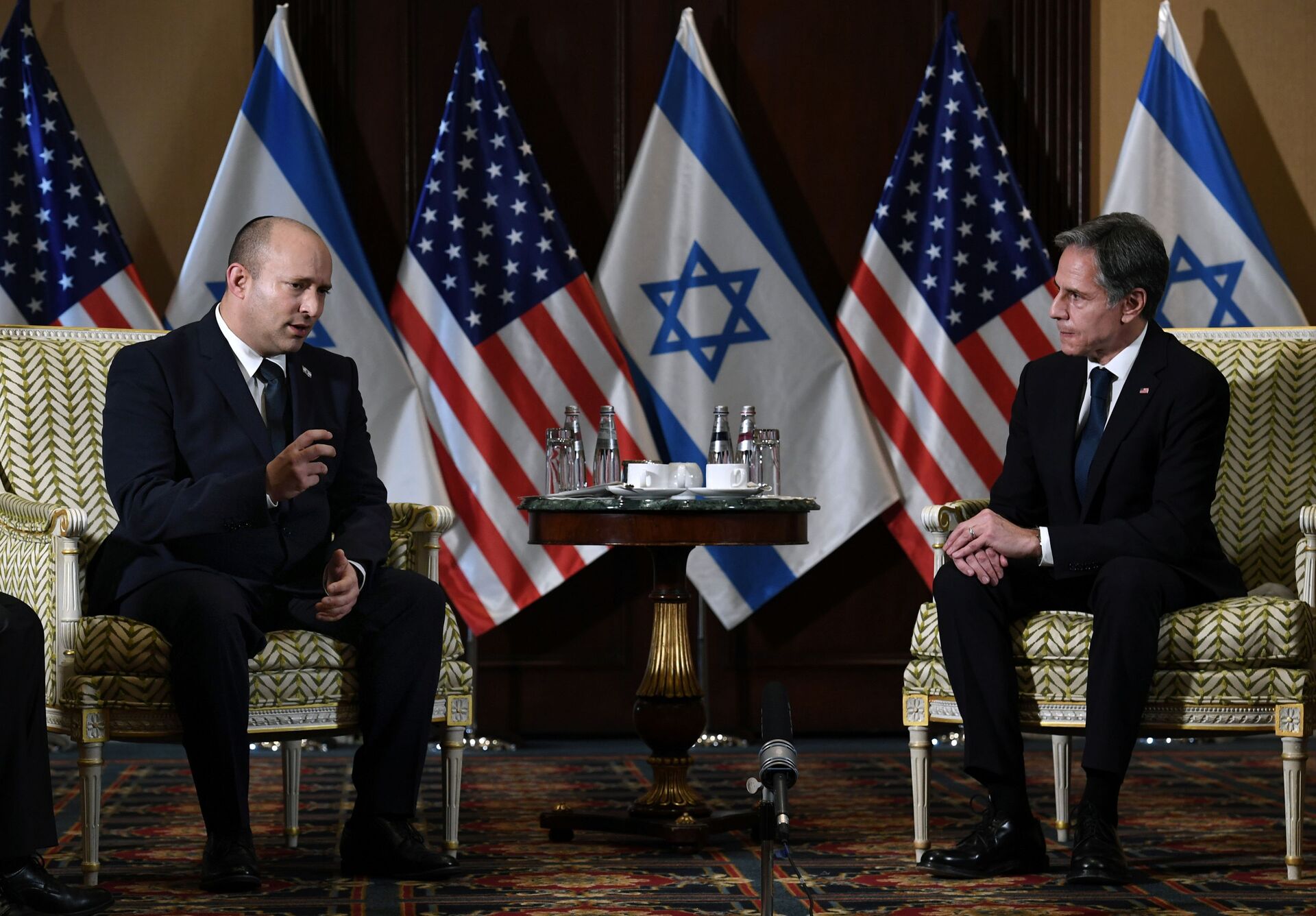Premiê israelense Naftali Bennett durante encontro com o secretário de Estado americano Antony Blinken, Washington, EUA, 25 de agosto de 2021 - Sputnik Brasil, 1920, 13.12.2021