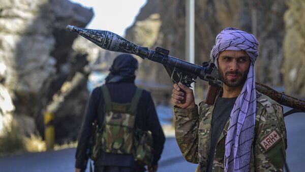 Movimento de resistência afegã e forças revoltosas anti-Talibã patrulham uma estrada na província de Panjshir, Afeganistão, 25 de agosto de 2021 - Sputnik Brasil