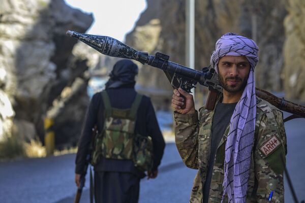 Movimento de resistência afegã e forças revoltosas anti-Talibã patrulham uma estrada na província de Panjshir, Afeganistão, 25 de agosto de 2021 - Sputnik Brasil