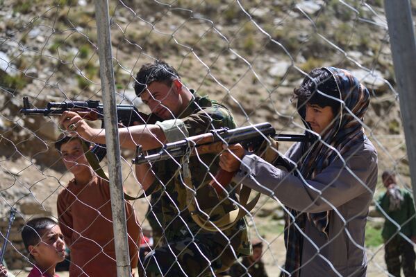 Membros do movimento de resistência afegã disparam durante um treinamento militar na área de Abdullah Khil do distrito de Dara, na província afegã de Panjshir, 24 de agosto de 2021 - Sputnik Brasil