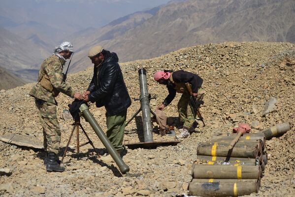 Pessoal do movimento de resistência afegão instala sistema de armas pesadas em um posto avançado na província de Panjshir, Afeganistão, 23 de agosto de 2021 - Sputnik Brasil