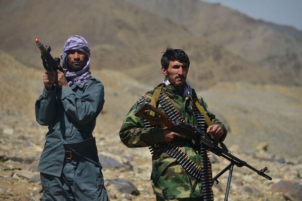 Membros armados da resistência afegã montam guarda em um posto avançado no distrito de Paryan, província de Panjshir, Afeganistão, 23 de agosto de 2021 - Sputnik Brasil