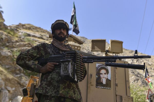 Afegão armado da resistência patrulha uma estrada em Rah-e Tang, na província de Panjshir, Afeganistão, 25 de agosto de 2021 - Sputnik Brasil