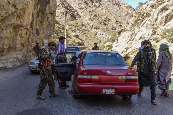 Membros da resistência afegã verificam os veículos que passam por uma estrada na província de Panjshir, Afeganistão, 25 de agosto de 2021 - Sputnik Brasil