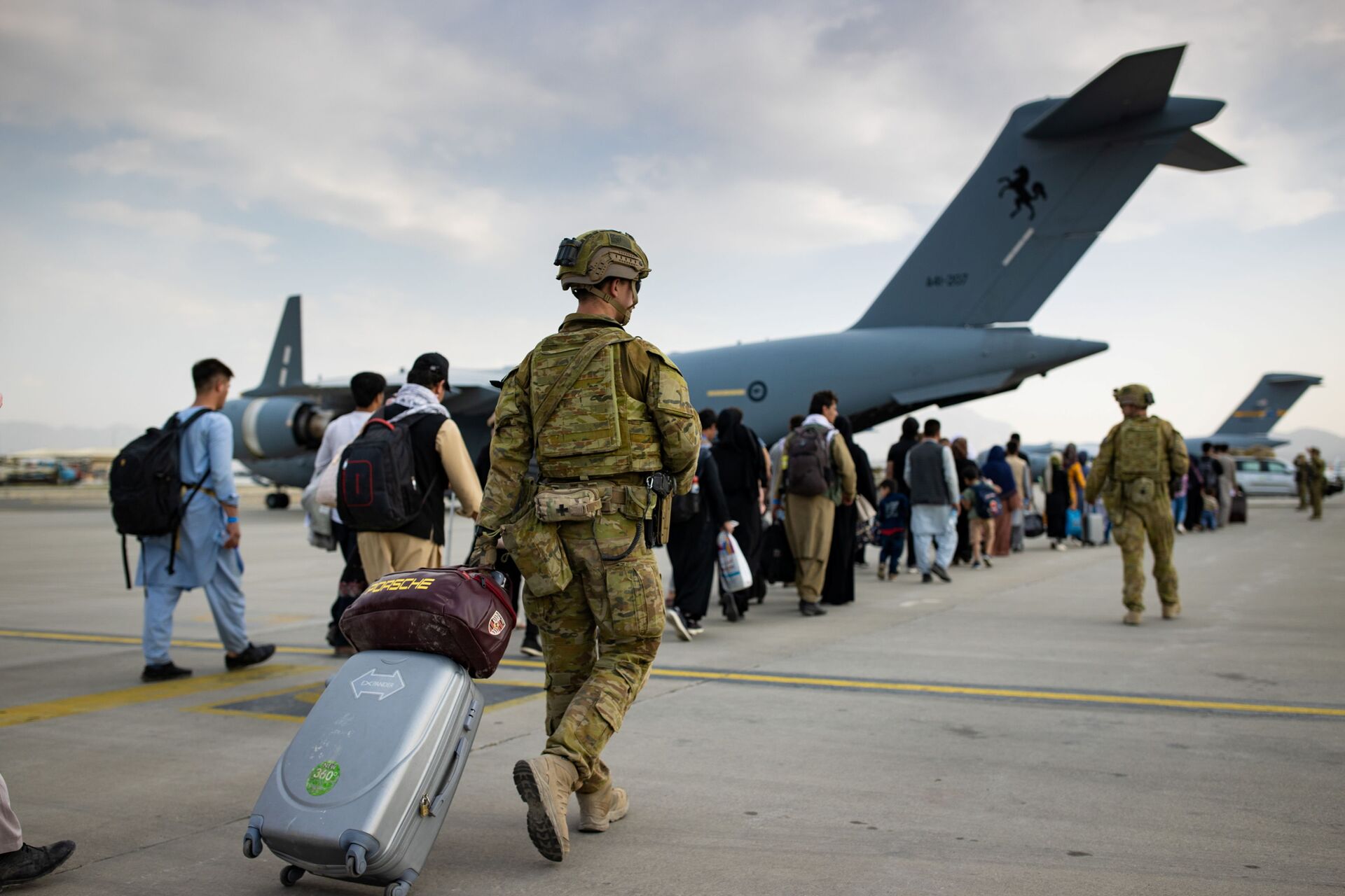 Cidadãos da Austrália e portadores de visto se preparam para embarcar em avião no Aeroporto Internacional Hamid Karzai em Cabul, Afeganistão, 22 de agosto de 2021 - Sputnik Brasil, 1920, 09.11.2021