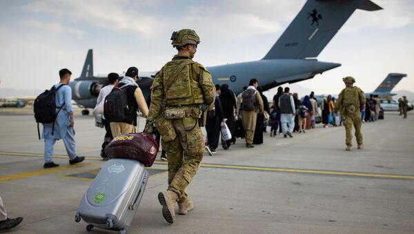 Cidadãos da Austrália e portadores de visto se preparam para embarcar em avião no Aeroporto Internacional Hamid Karzai em Cabul, Afeganistão, 22 de agosto de 2021 - Sputnik Brasil