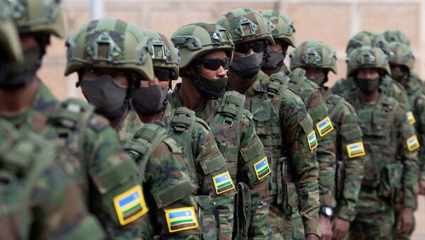 Tropas militares ruandesas partem para Moçambique para ajudar o país a combater o extremistas islâmicos, no Aeroporto Internacional de Kigali, Ruanda em 10 de julho de 2021 - Sputnik Brasil