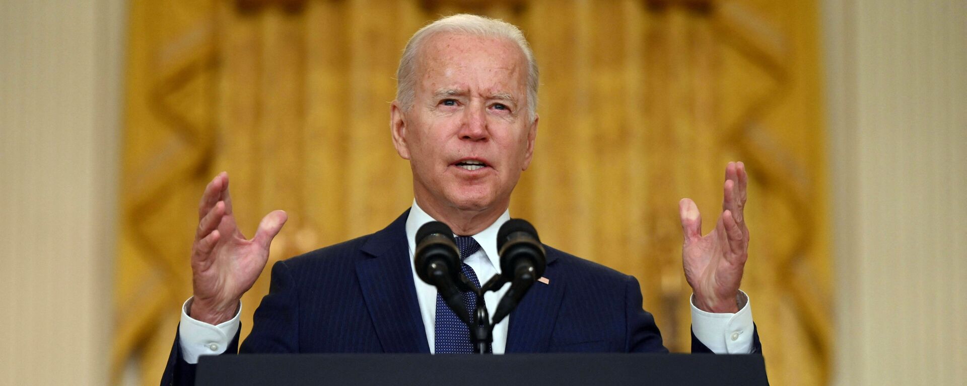 O presidente dos EUA, Joe Biden, faz comentários sobre o ataque terrorista no Aeroporto Internacional Hamid Karzai, em Cabul, na Sala Leste da Casa Branca, Washington, em 26 de agosto de 2021 - Sputnik Brasil, 1920, 09.05.2022