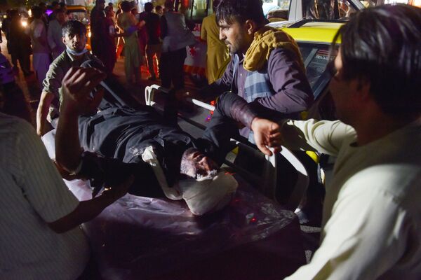 Pessoal médico e hospitalar carrega um homem ferido em maca para tratamento após explosões, Cabul, Afeganistão, 26 de agosto de 2021 - Sputnik Brasil