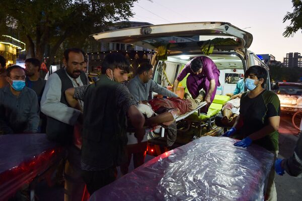 Voluntários e equipe médica trazem um homem ferido para tratamento, Cabul, Afeganistão, 26 de agosto de 2021 - Sputnik Brasil