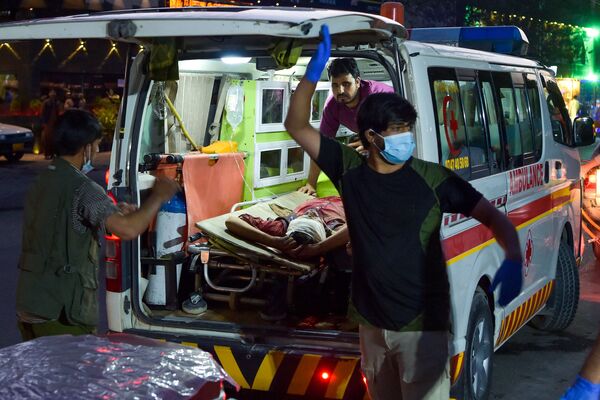 Equipe médica leva um homem ferido para um hospital em ambulância, Cabul, Afeganistão, 26 de agosto de 2021 - Sputnik Brasil