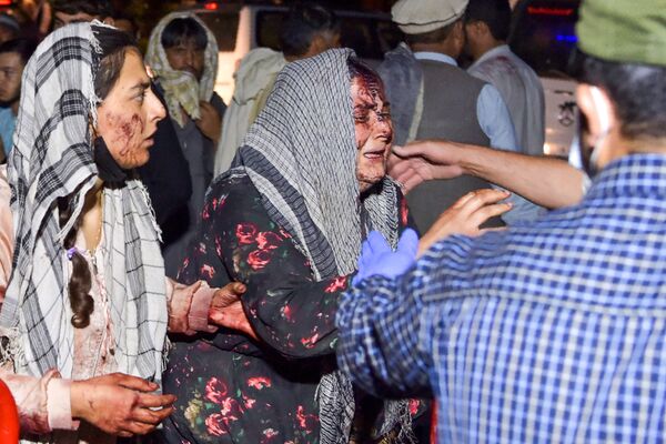 Mulheres feridas chegam a um hospital para tratamento após fortes explosões, Cabul, Afeganistão, 26 de agosto de 2021 - Sputnik Brasil