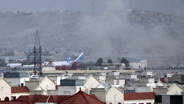 Fumaça sobe de uma explosão mortal fora do aeroporto de Cabul, Afeganistão, 26 de agosto de 2021 - Sputnik Brasil