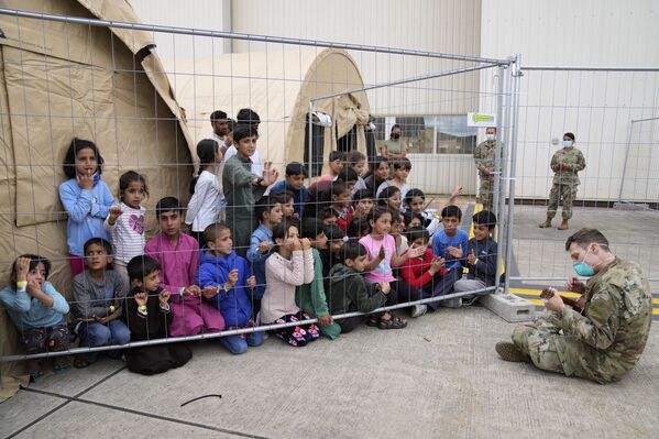 Soldado dos EUA toca guitarra para crianças afegãs recém-evacuadas na base aérea de Ramstein, Alemanha
 - Sputnik Brasil