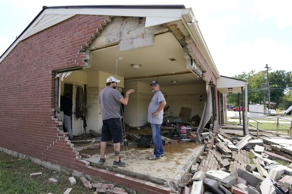 Brian Mitchell (à direita) olha para a casa destruída da sua sogra com um amigo da família, Chris Hoover. Chuvas fortes causaram inundações e estragos no estado de Tennessee, EUA
 - Sputnik Brasil